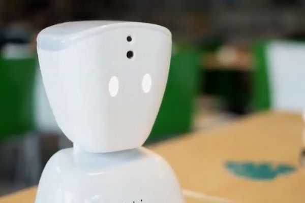 病気で学校に行けない子供が授業に参加でき、友達とも話せるロボットが活躍
