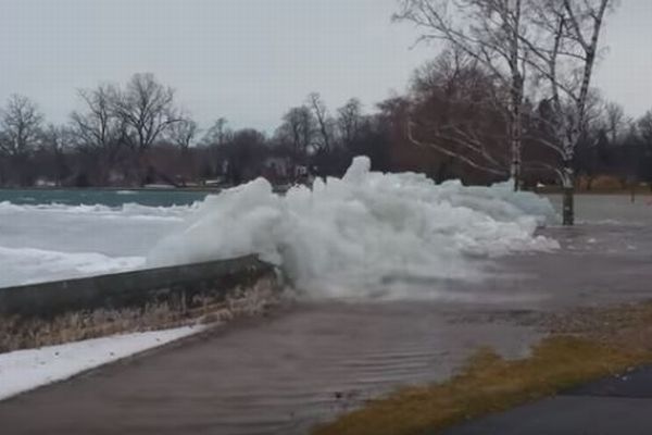 米の湖で氷の塊が押し寄せる「アイス津波」が観測される【動画】