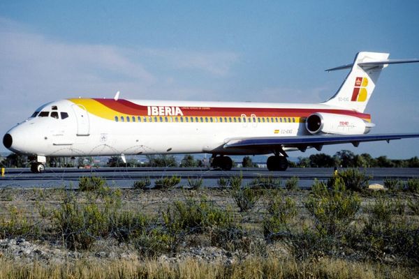 スペインの空港に捨てられたままの飛行機、「ゴーストプレーン」に関係者も困惑