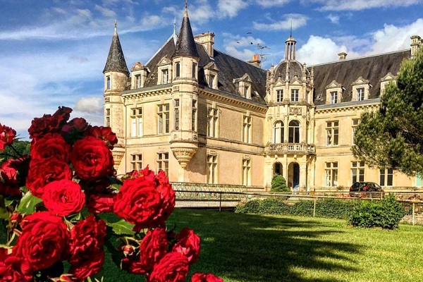 あるカップルがフランスの“城”を宿泊施設として貸し出すため購入、修復作業を進める