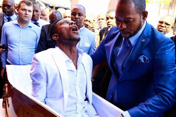アフリカで「死者」を蘇らせたとされる牧師、葬儀会社から訴えられる