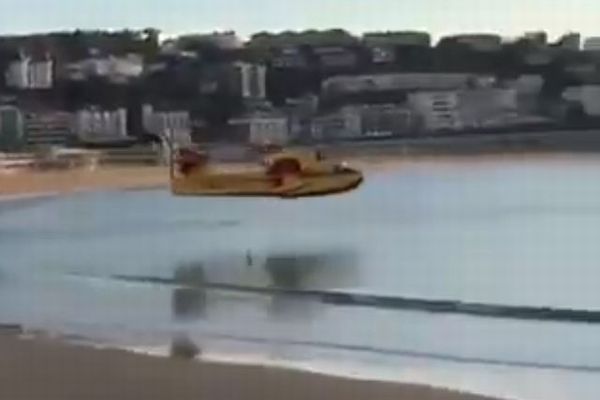超低空飛行で着水！スペインのビーチに突如現れた飛行艇に人々もびっくり