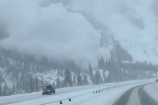 巨大な雪煙がハイウェイに接近、雪崩発生の瞬間をとらえた動画が恐ろしい
