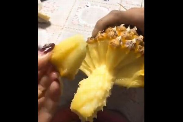 フェイクか？本物か？指だけでパイナップルを簡単に食べる動画が不思議