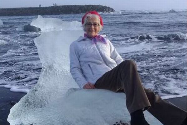 氷に座って優雅なポーズのおばあちゃま、そのまま流される