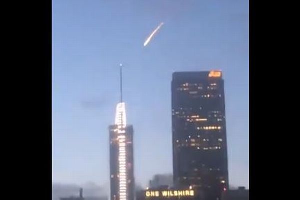 ロサンゼルス上空に隕石のような物体が出現、光りながら降下していく