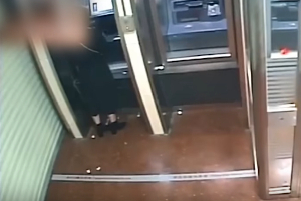 ATMの強盗、女性客の残高を見てお金を全額笑顔で返す