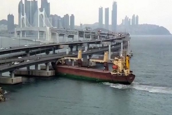 ロシアの貨物船が釜山の高架橋に激突！船長から基準値の3倍のアルコールを検出【動画】