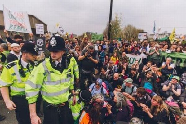 気候変動政策への抗議デモが過激化、ロンドンで480人が警察に拘束される
