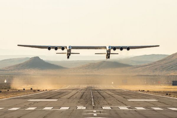 翼の長さが世界最大、超巨大飛行機「Stratolaunch」がついに離陸【動画】