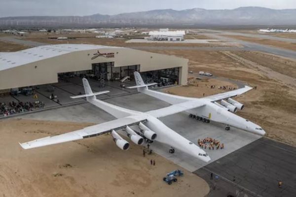 翼の長さが世界最大 超巨大飛行機 Stratolaunch がついに離陸 動画 Switch News スウィッチ ニュース