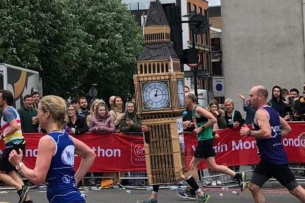 ロンドン・マラソンに「ビッグ・ベン」のランナーが登場、記録を狙うもゴールで問題発生