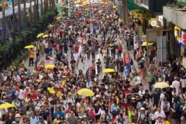 中国へ容疑者を引き渡す法改正に異議を唱え、香港で数万人が大規模デモ