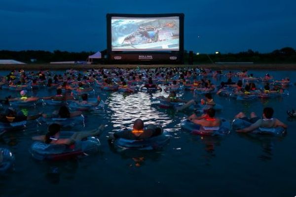 夜中に水に浮かびながら映画『ジョーズ』を鑑賞、米でユニークなイベントが実施へ