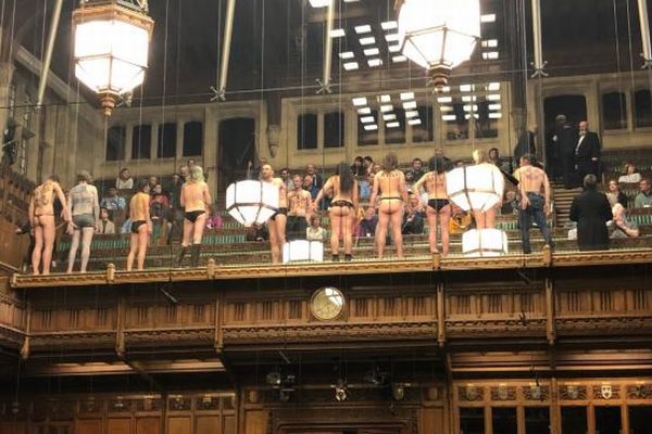 イギリスの議会に突然セミヌードの男女11人が登場、国会議員らもびっくり