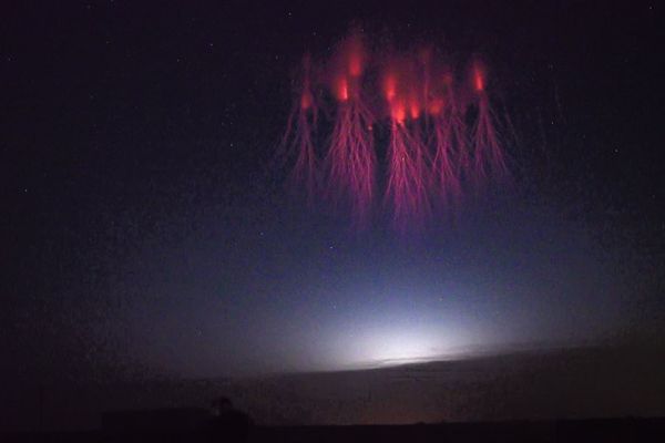 赤い光の筋が上空に出現、嵐の際に現れる珍しい気象現象が撮影される