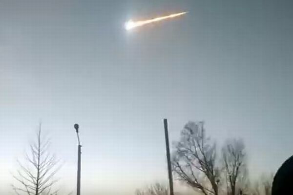 チェリャビンスク隕石の再来か？シベリアで巨大な彗星が閃光を放ち消えていく
