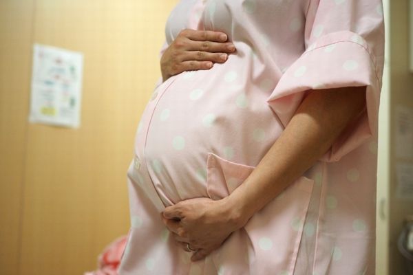 米の病院が分娩室に隠しカメラを設置、81人の女性が訴えを起こす
