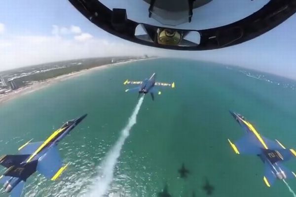 「ブルーエンジェルス」の機内から撮影、超接近して飛行する動画にヒヤヒヤ