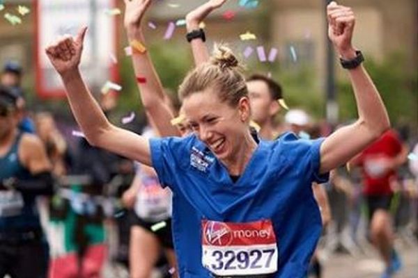ギネスが判定を覆した！英のマラソンで看護師姿の女性を世界記録に認定