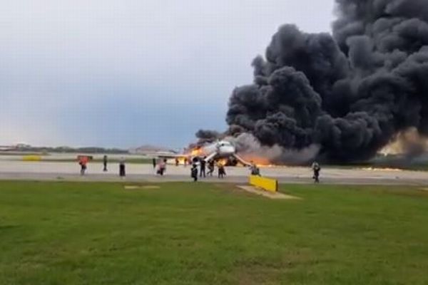 ロシア機炎上事故、機体に残り乗客を救った客室乗務員の行動が讃えられる