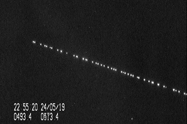 「スターリンク」計画で放出された60基の衛星、光の列になって進む動画の撮影に成功