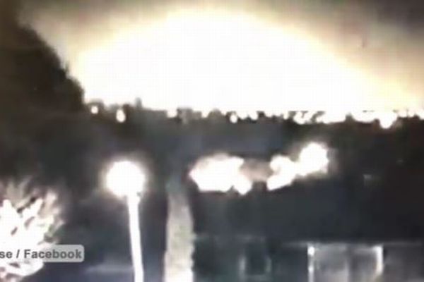 【衝撃映像】豪上空に巨大な火球が出現、都市が消滅したかのような閃光に包まれる