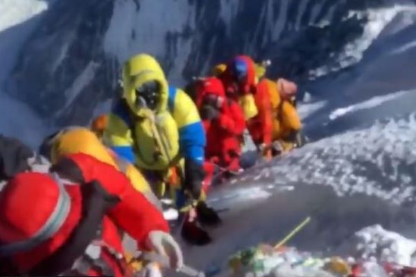 遺体を前にエベレストで列を作る人々、登山者がショッキングな写真で警鐘を鳴らす