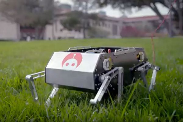 ジャンプや駆け足、宙返りまでできるロボット、スタンフォード大の学生が製作
