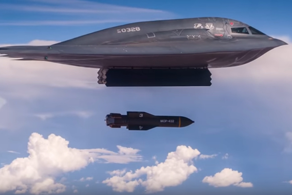B2ステルス爆撃機から投下される地中貫通爆弾—米空軍がリリースした高画質動画が凄い