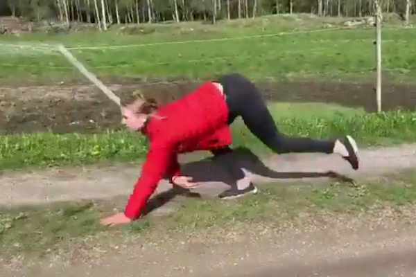 馬と同じように走れるノルウェーの女性が見事【動画】