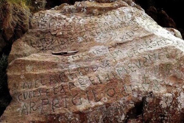 この謎があなたには解ける？仏の村が、岩に刻まれた文字を解読できれば24万円の賞金を払うと発表