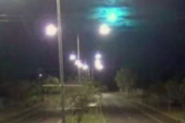 オーストラリアの夜空に美しい“紫色の光”が出現、警察のカメラが捉える