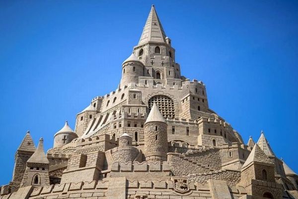 世界最大の巨大な「砂の城」、高さ17m以上でギネス記録を更新