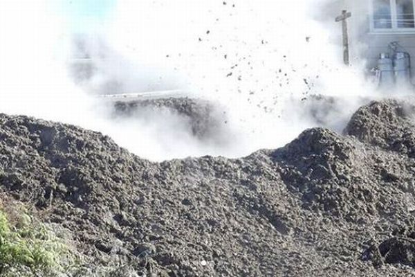 NZの民家の裏庭に沸騰した泥が噴出、住民が避難を余儀なくされる