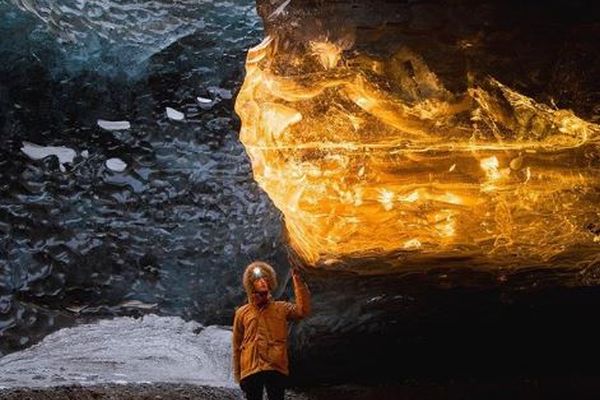 アイスランドの洞窟に出現した光景、氷が黄金色に輝く瞬間の写真が美しい
