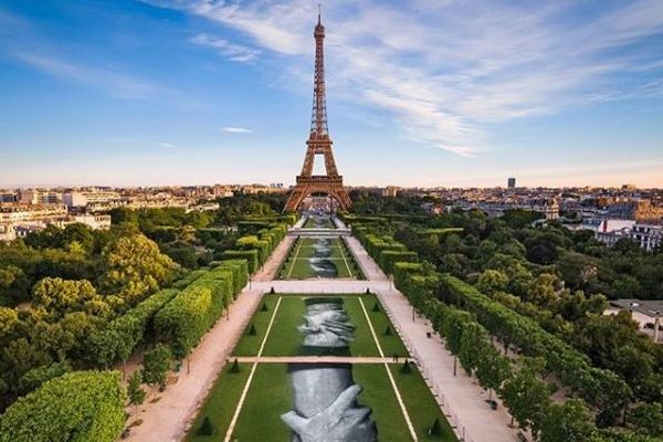 パリのエッフェル塔の前に大きなアート作品が登場、その長さなんと600m以上