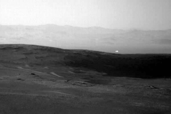 火星に光る物体？NASAが公開したローバーからの画像に注目が集まる