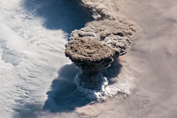 千島列島にある火山が爆発、NASAが噴火の様子をとらえた鮮明画像を公開