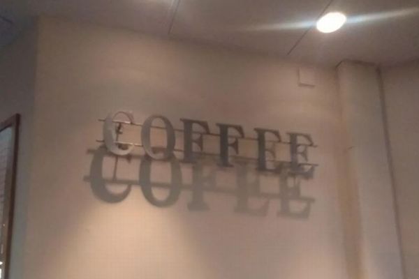 コーヒーのロゴに起きたミステリー、なぜか中央の「F」の影が消えていた！