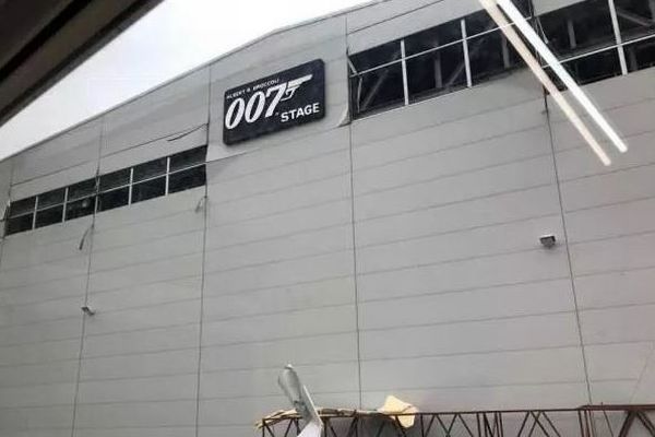 映画『007』のセットで爆発シーンを撮影中に事故、スタッフの1人が軽傷
