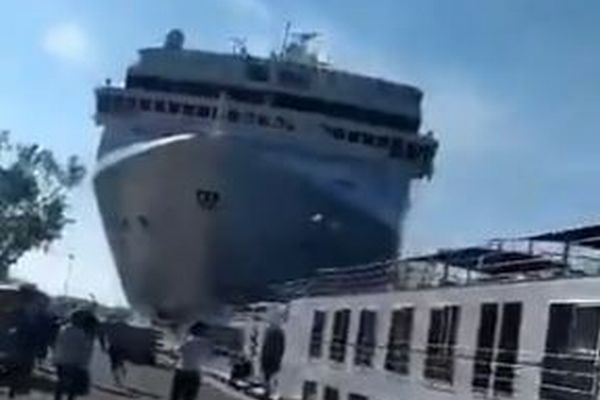 イタリアで豪華客船が岸壁に衝突、巨大な船体が迫ってくる動画が恐ろしい