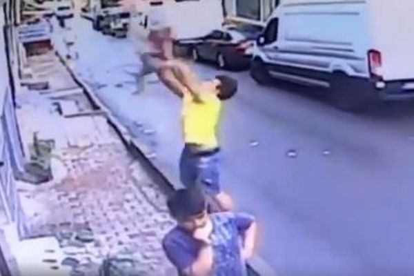 トルコで窓から落下した少女を、下で待ち構えていた青年が見事キャッチ【動画】