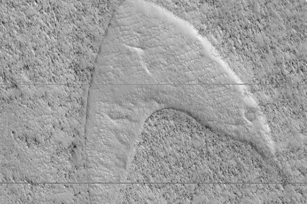 火星の表面にスタートレックのマーク？NASAがユニークな写真を公開