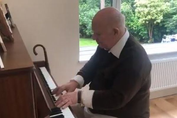 認知症の父親が自ら作曲した音楽を覚えていた！ピアノで演奏する姿が感動的