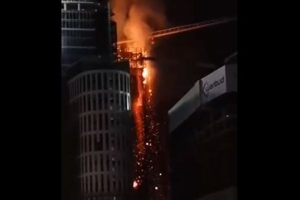 ポーランドの首都で火災、高層ビルから真っ赤な瓦礫が溶岩のように流れ落ちていく