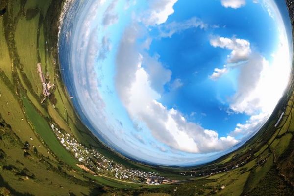 パノラマ・カメラとドローンで撮影された、360度の景色が広がる動画が不思議