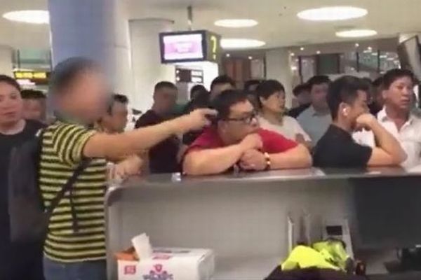 ひざまずいて謝れ！飛行機の遅延に怒った中国人の乗客が、従業員に謝罪を要求