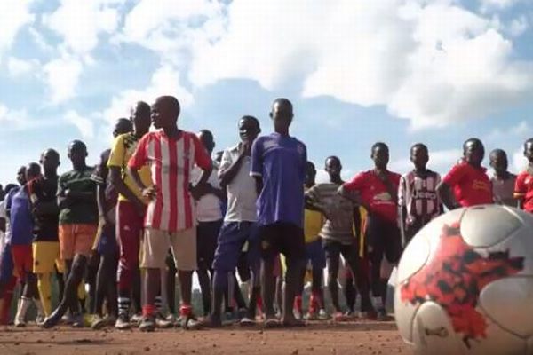 伊のサッカーチームが、ウガンダで難民のためのトレーニングキャンプを実施