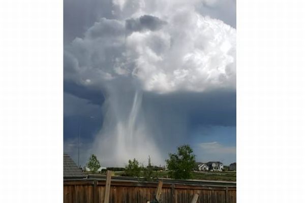 積乱雲からの強い下降気流「マイクロバースト」、カナダで撮影された映像が大迫力